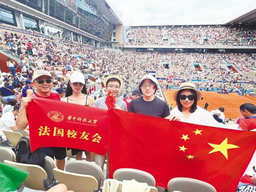 现场球迷合唱日不落献给郑钦文